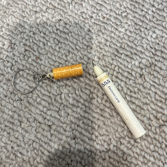 Vintage Cigarette Pen Flashlight Keychain Smoking 555 Bag Charm Tobacco Cigar xo - Picture 3 of 8